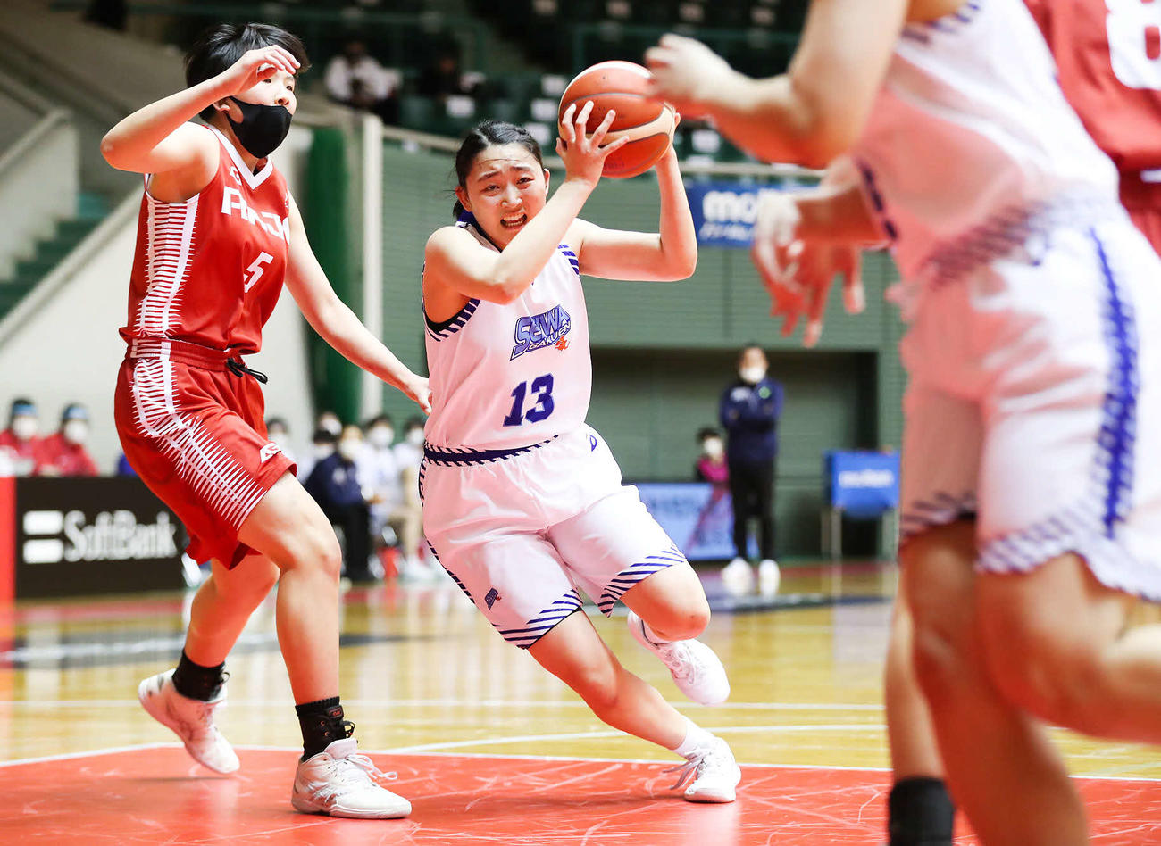 第1Q、攻め込む聖和学園・高瀬（C）JBA