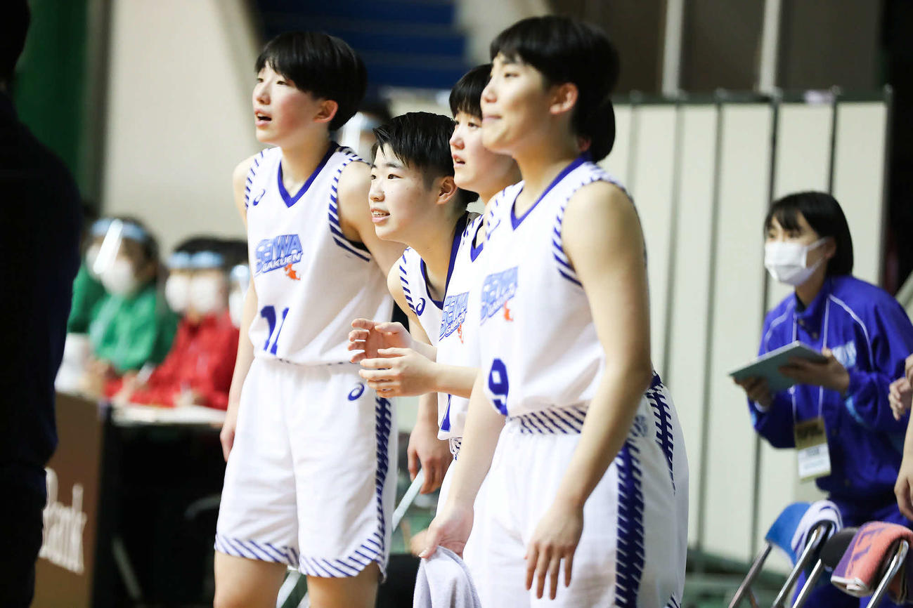 第4Q、ベンチで立ち上がって戦況を見つめる聖和学園の選手たち（C）JBA