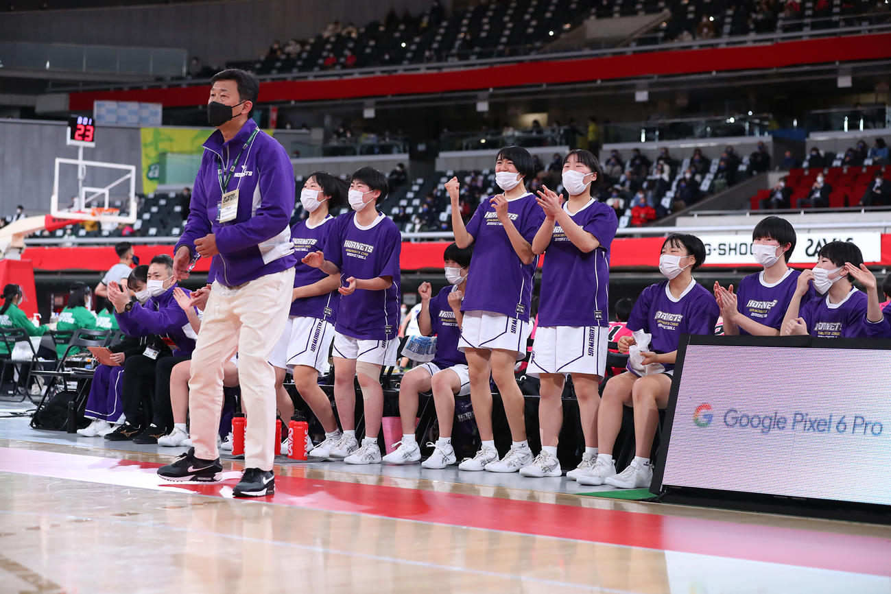 第4Q、ベンチで応援する山形中央の選手たち（C）JBA