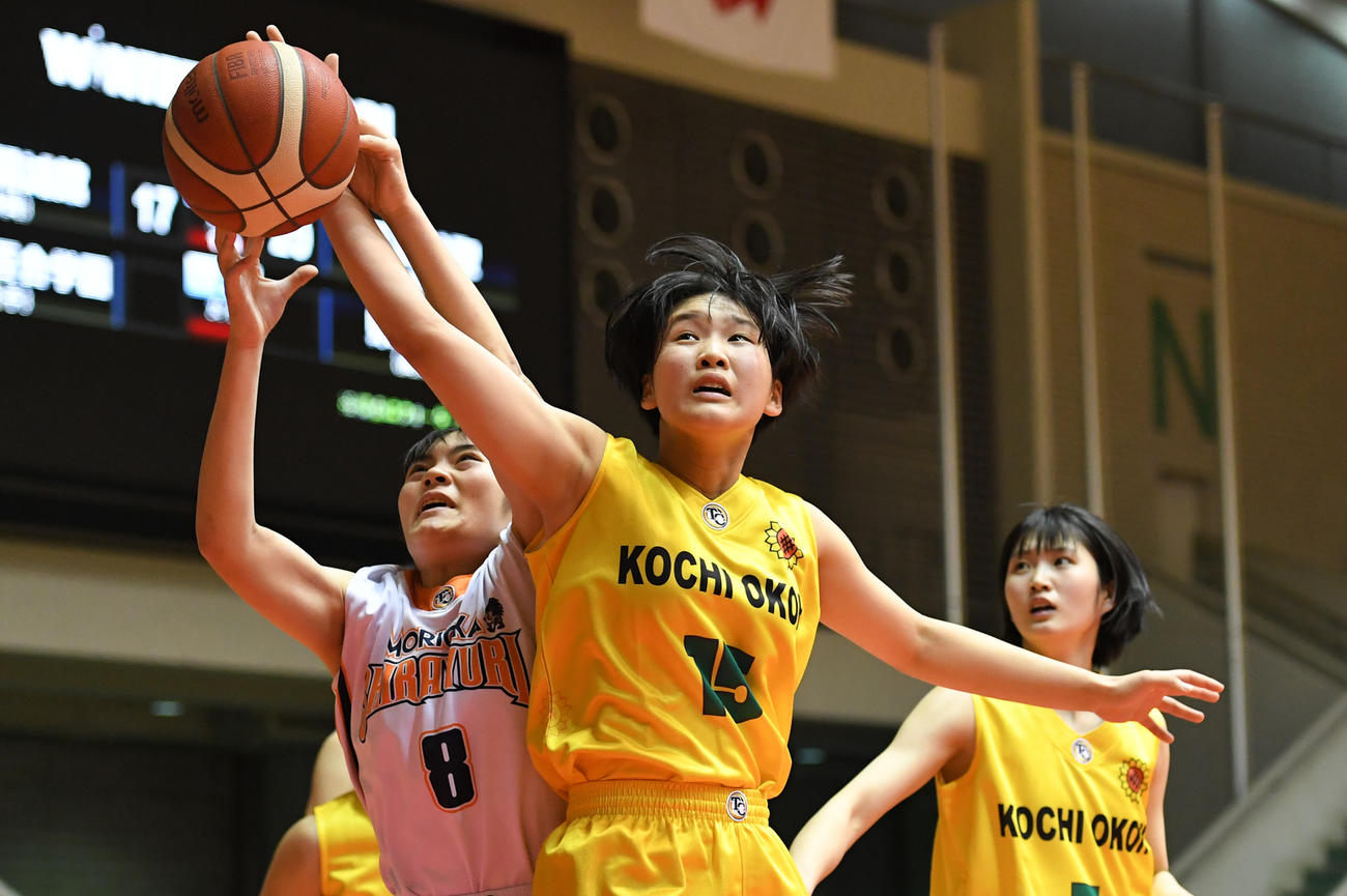 第1Q、岡豊・藤岡（右）とボールを奪い合う盛岡白百合学園・長山（C）JBA