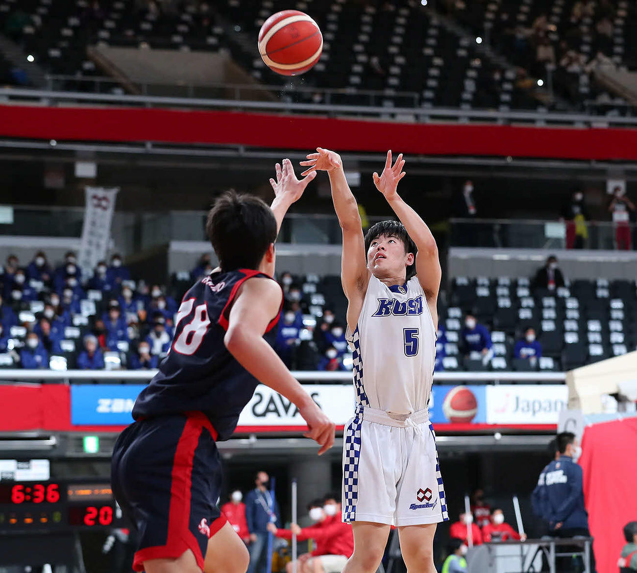 第2Q、シュートを放つ八戸学院光星・今（C）JBA