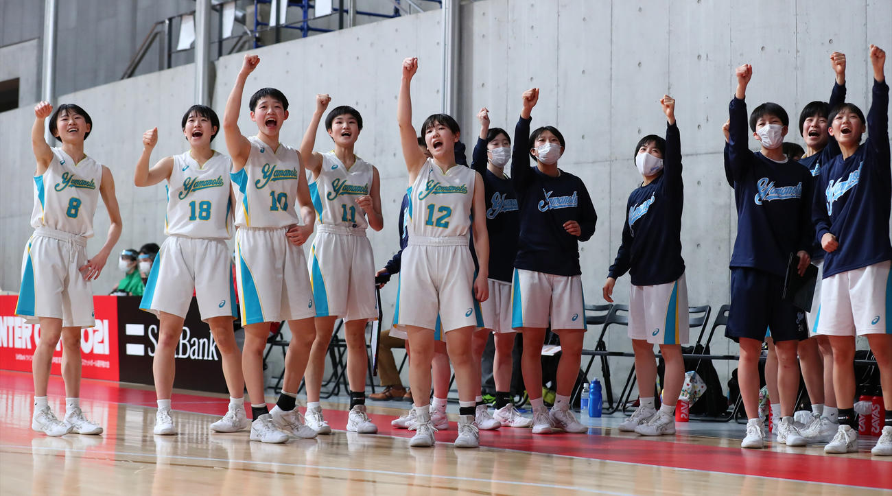 札幌山の手対市柏　1Q、ベンチで盛り上がる札幌山の手の選手たち（C)JBA