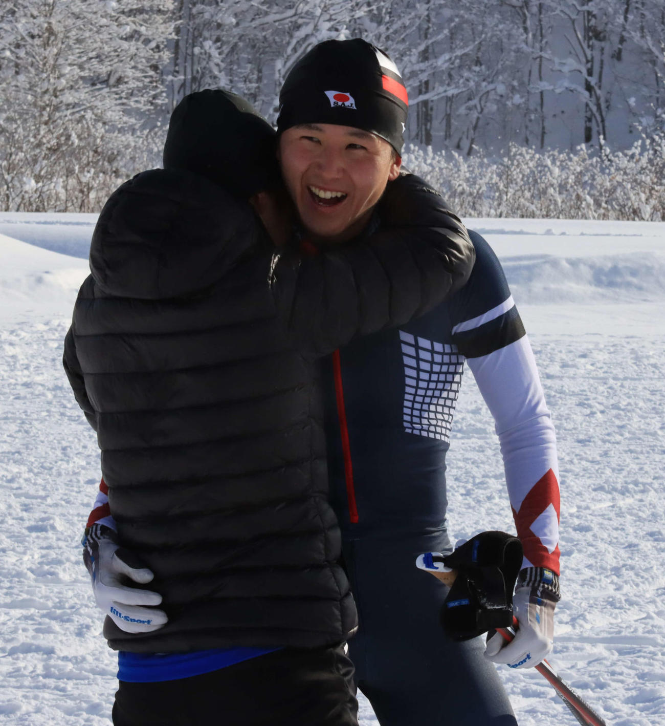 男子15キロフリーで2位でゴールした山下（右）（撮影・保坂果那）