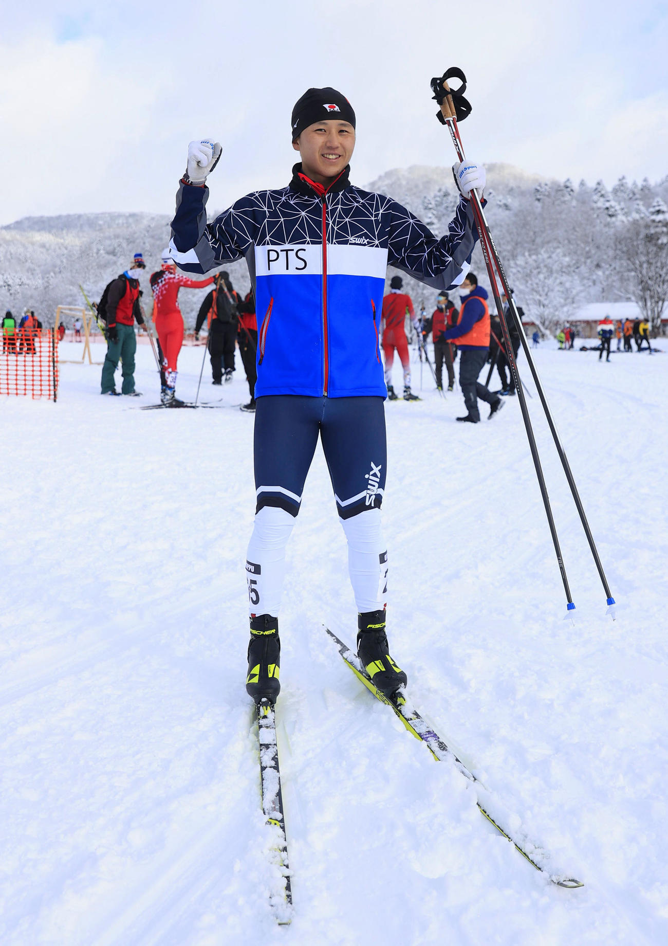 男子で総合2位になり、ポーズをとる山下陽暉（共同）