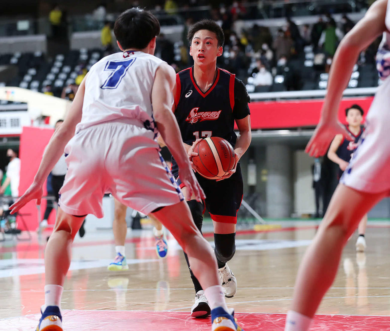 八戸学院光星対白樺学園　第1Q、攻め込む白樺学園・山田（中央）（C)JBA