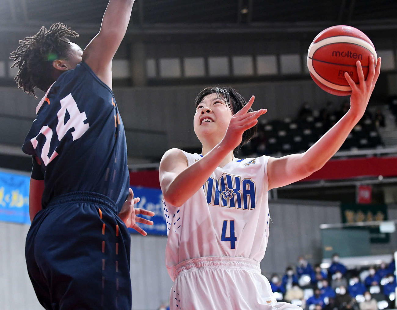 桜花学園対日本航空　第1Q、攻め込む桜花学園・朝比奈（右）（Ｃ）JBA