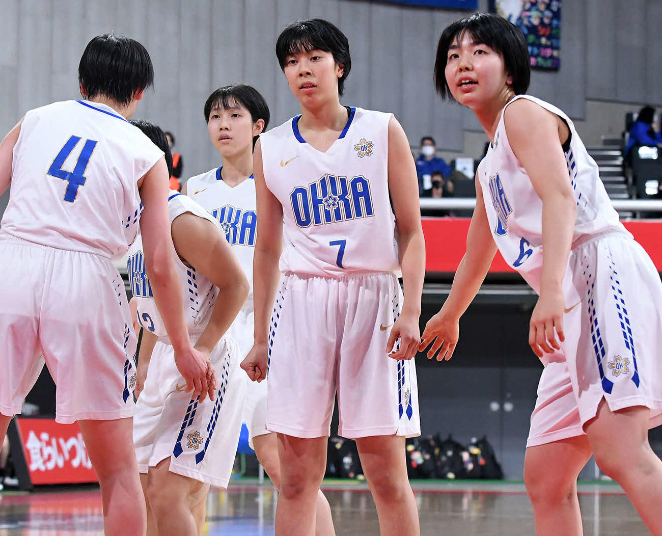 桜花学園対日本航空　第1Qに臨む桜花学園・前田（右から2人目）ら選手たち（Ｃ）JBA