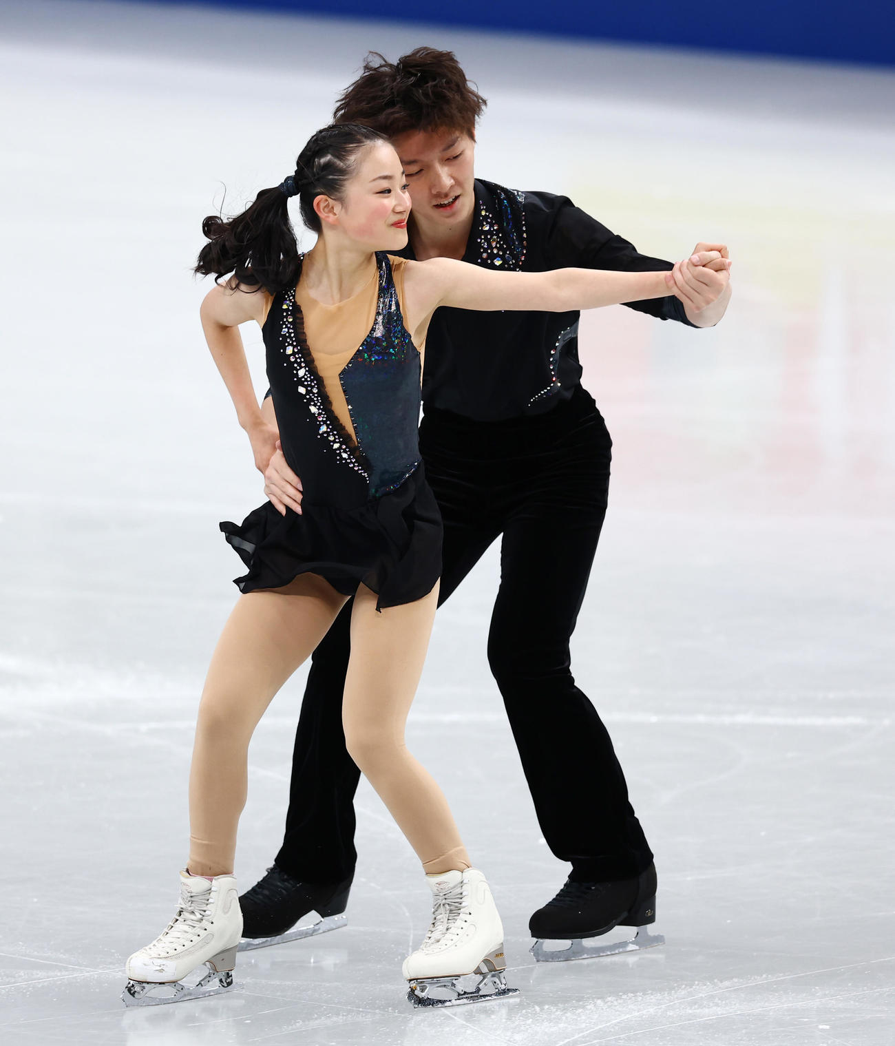 ペアSPの演技をする柚木（左）、市橋組（撮影・垰建太）