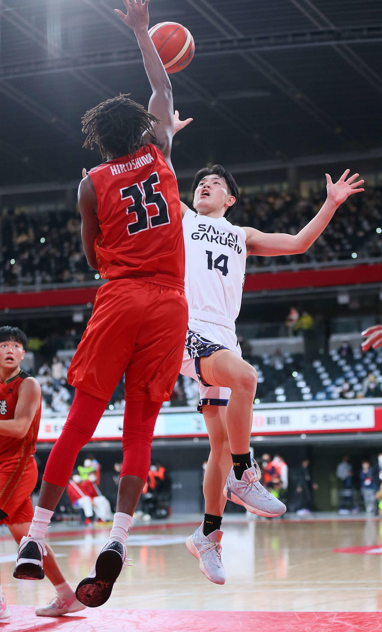 西海学園対呉港　延長前半、シュートを放つ西海学園・徳永（右）（C)JBA