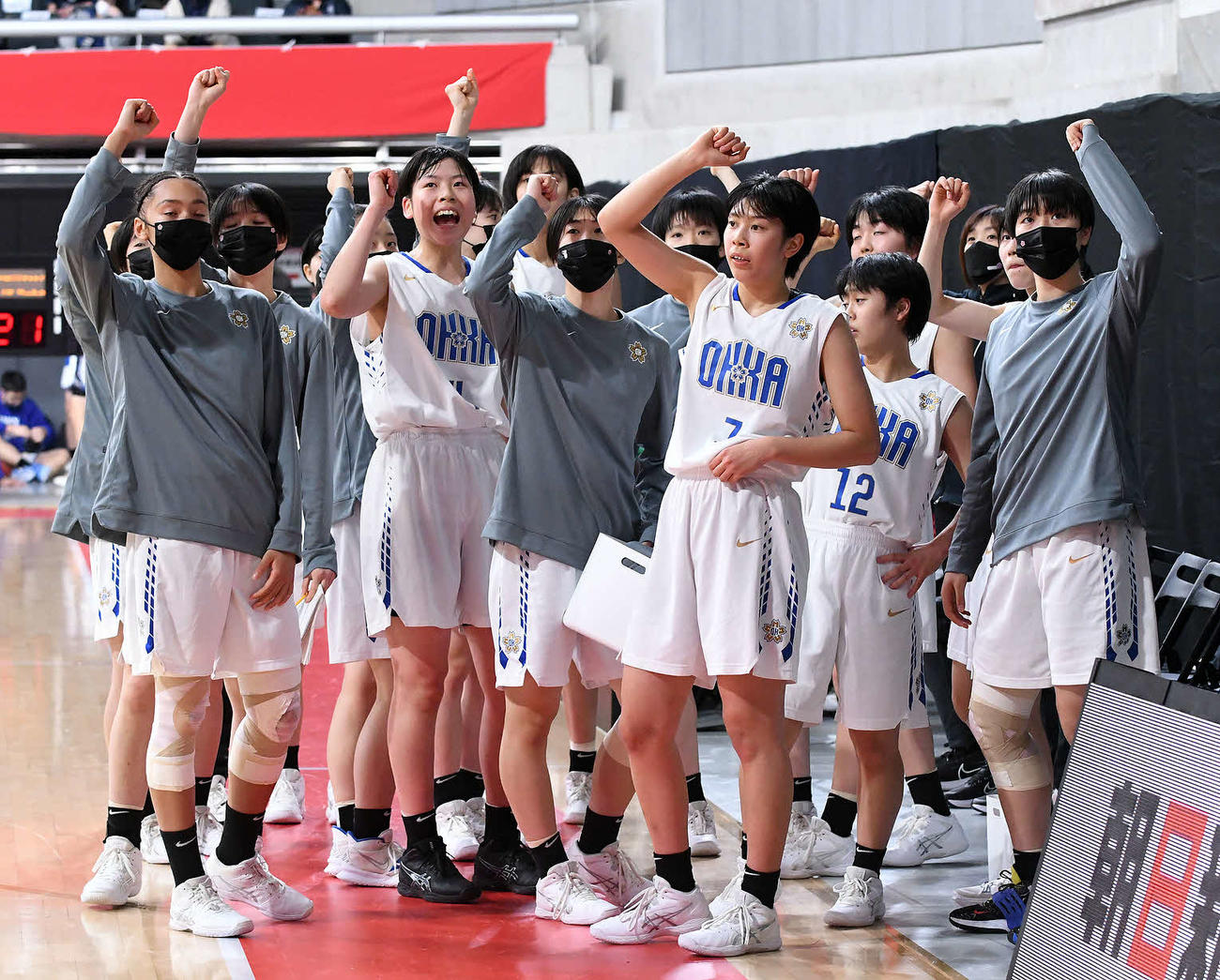 桜花学園対日本航空　第3Q、気合を入れる桜花学園の選手たち（C）JBA