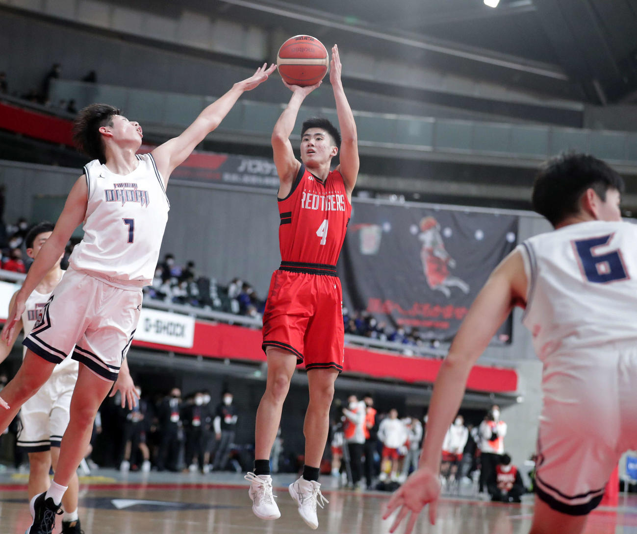福岡大大濠対開志国際　第1Q、シュートを放つ開志国際・野口（C）JBA