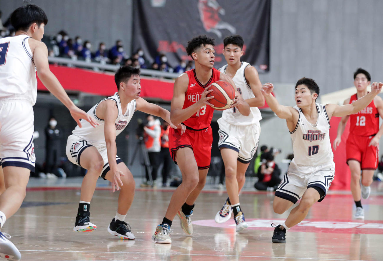 第1Q、攻め込む開志国際・介川アンソニー翔（中央）（C）JBA