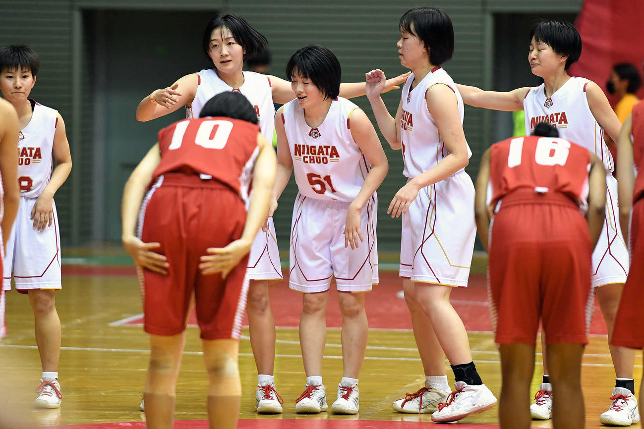 新潟中央対安城学園　試合後、ねぎらい合う新潟中央の選手たち（C）JBA