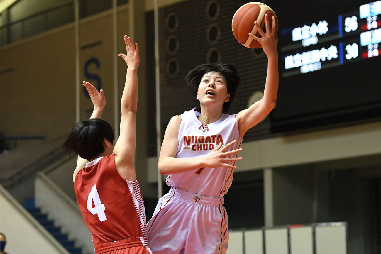 新潟中央対安城学園　第3Q、シュートを放つ新潟中央・石山（右）（C）JBA