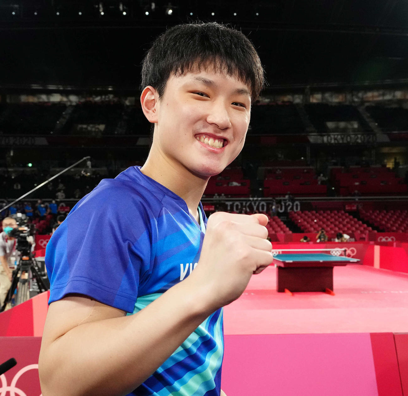 卓球男子団体3位決定戦で韓国に勝利し笑顔でガッツポーズを見せる張本智和（2021年8月6日撮影）