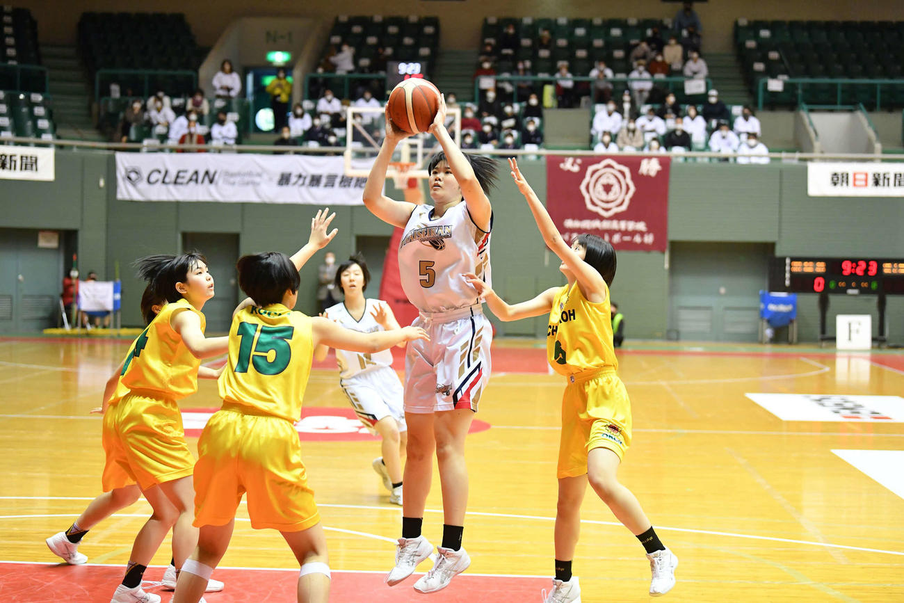 浜松開誠館対岡豊　第1Q、シュートを放つ浜松開誠館の前田（中央）（C）JBA