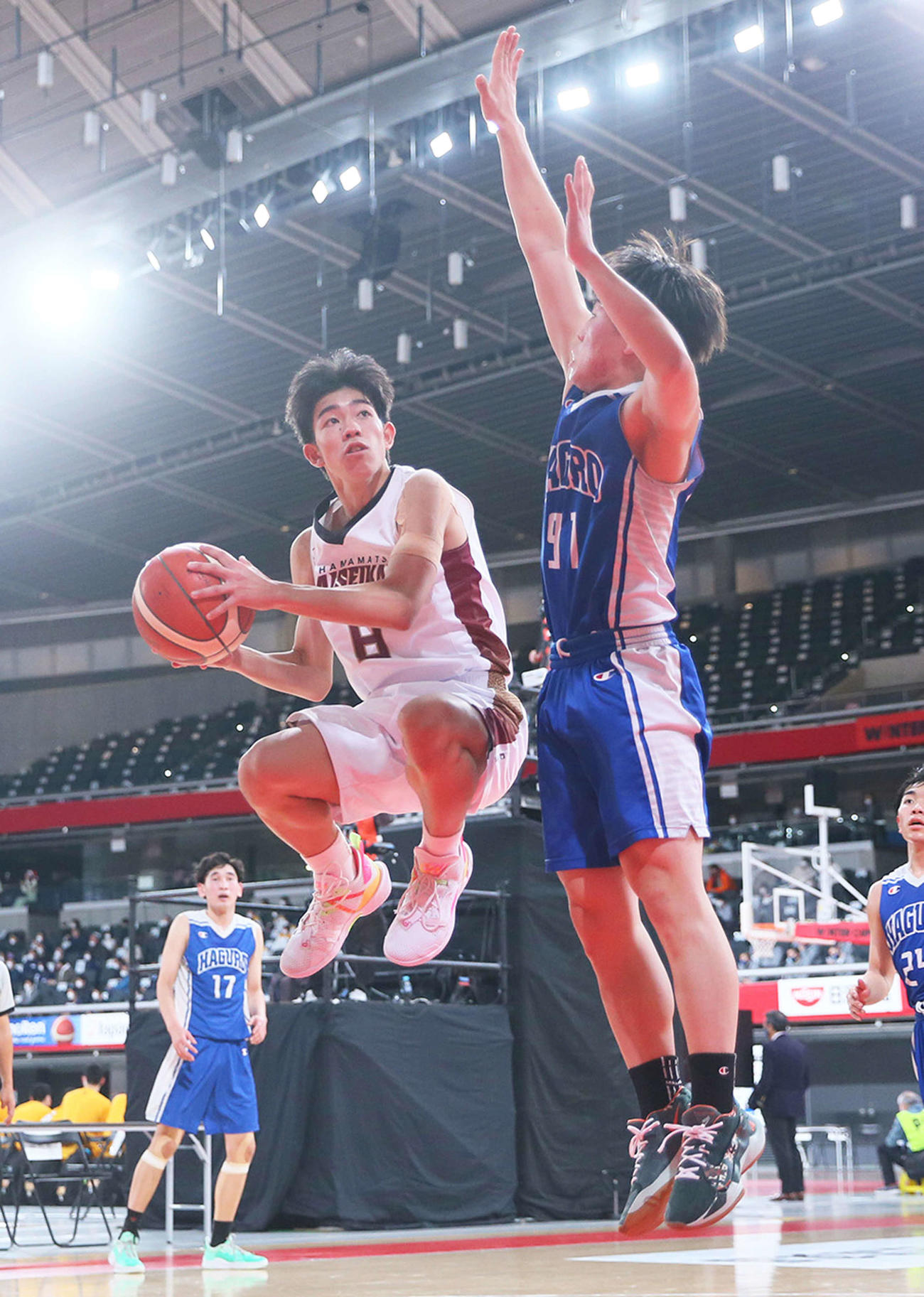 浜松開誠館対羽黒　第4Q、競り合う浜松開誠館の杉山（左）（C）JBA