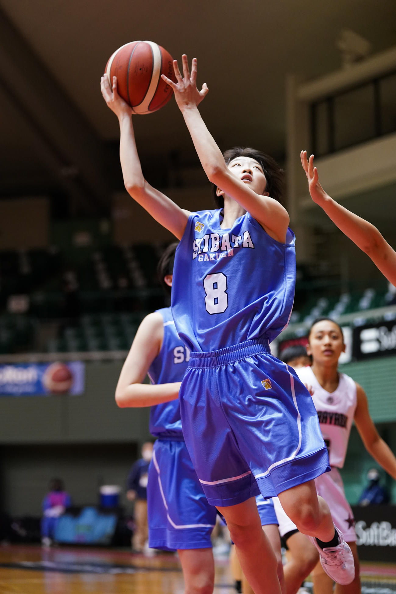 第1Q、シュートを放つ柴田学園・新井（C）JBA