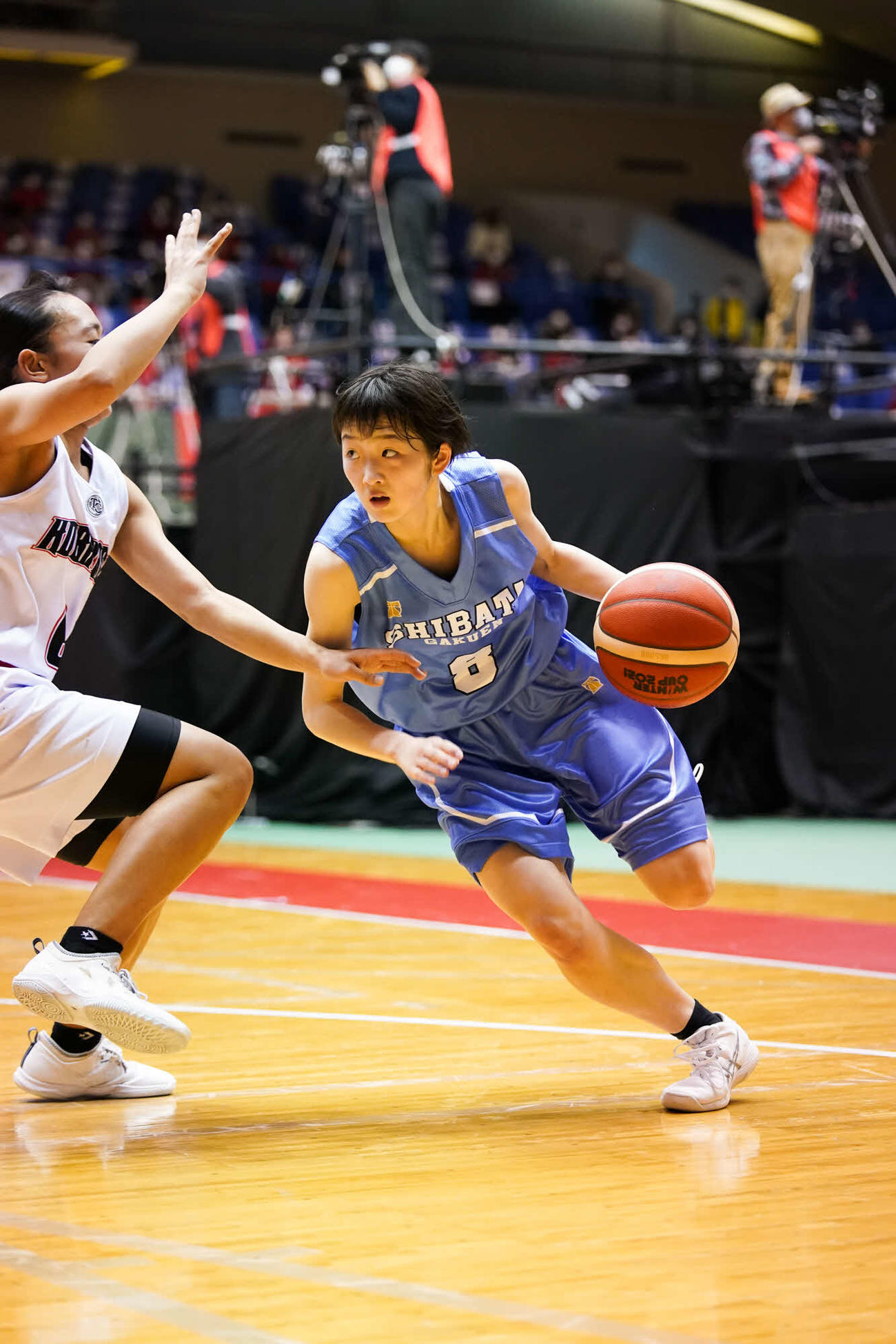第4Q、ドリブルで攻め込む柴田学園・新井（右）（C）JBA