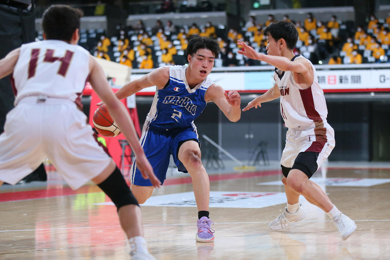 第2Q、ドリブルで攻め込む羽黒の加藤（C）JBA