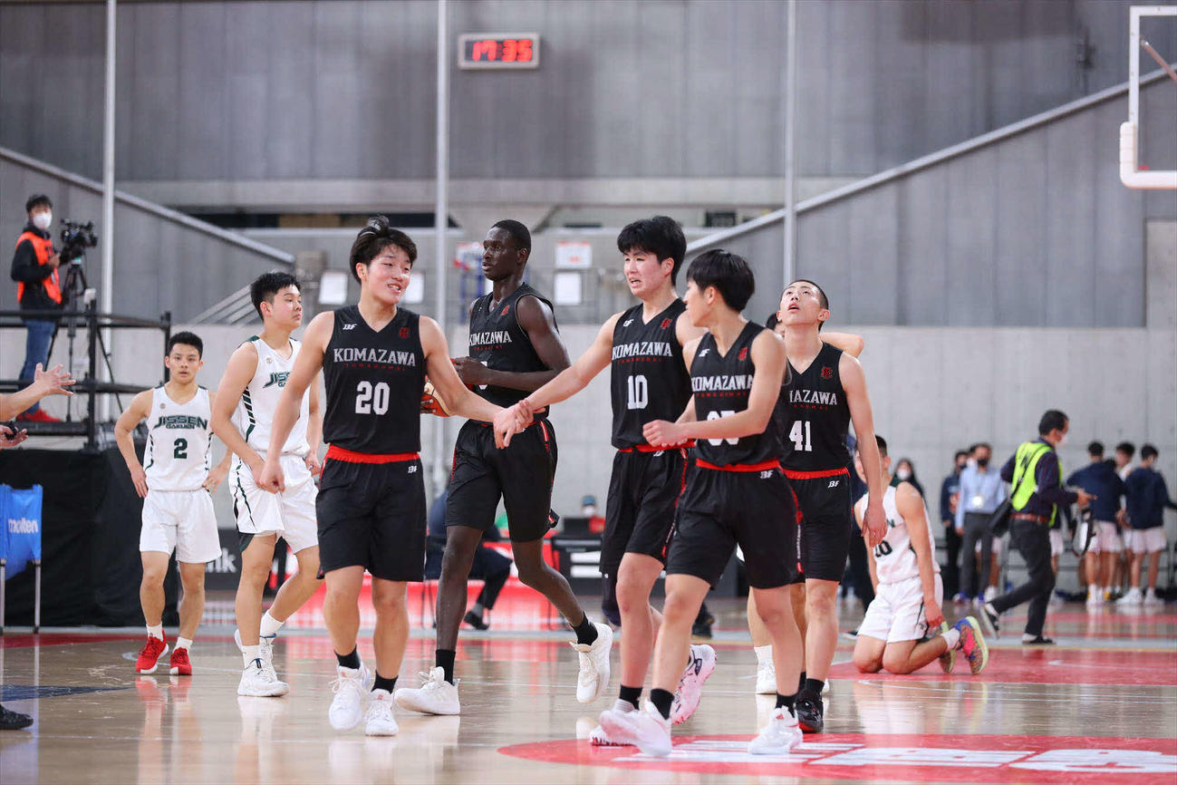 実践学園対駒大苫小牧　実践学園に勝利し喜ぶ駒大苫小牧の選手たち（C）JBA