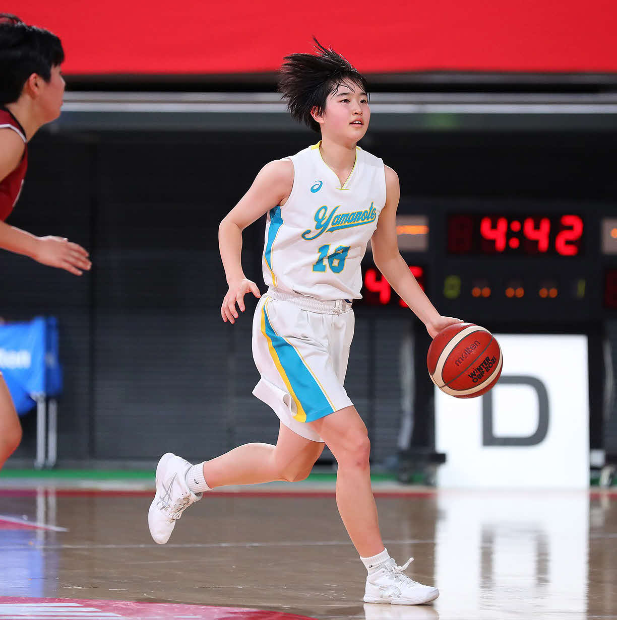 大阪薫英女学院対札幌山の手　第3Q、ドリブルする札幌山の手・森岡（C）JBA