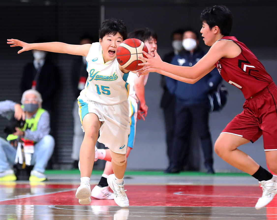 大阪薫英女学院対札幌山の手　第4Q、ボールを奪い合う札幌山の手・栗林（左）（C）JBA