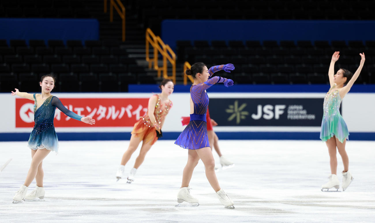 女子フリーの公式練習を終えあいさつする坂本（中央）ら（撮影・垰建太）