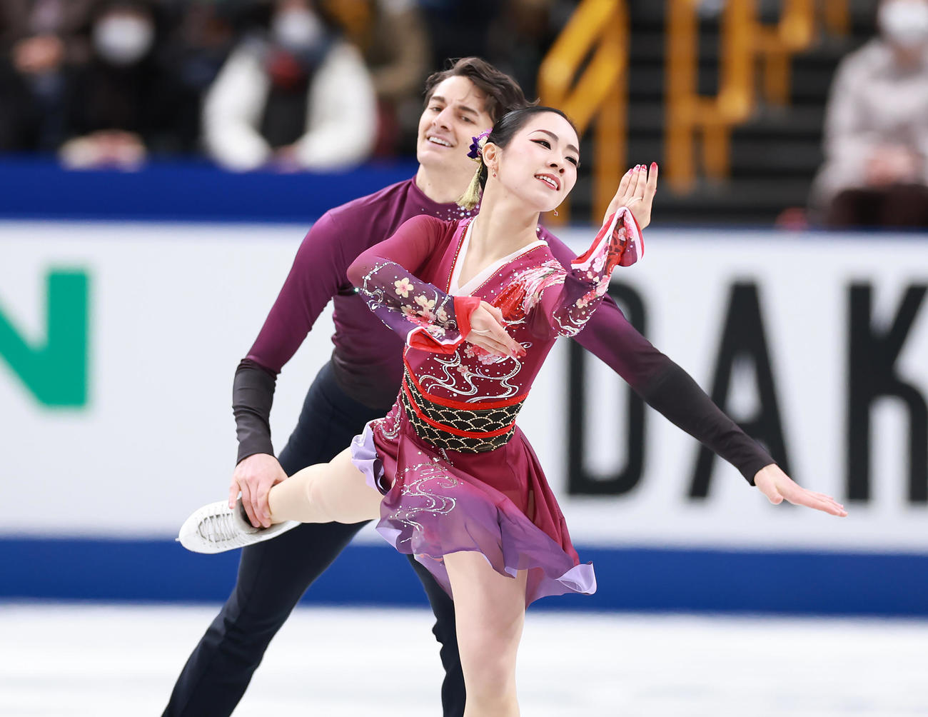 アイスダンス・フリーダンスの演技をする小松原美（右）、小松原尊組（撮影・垰建太）