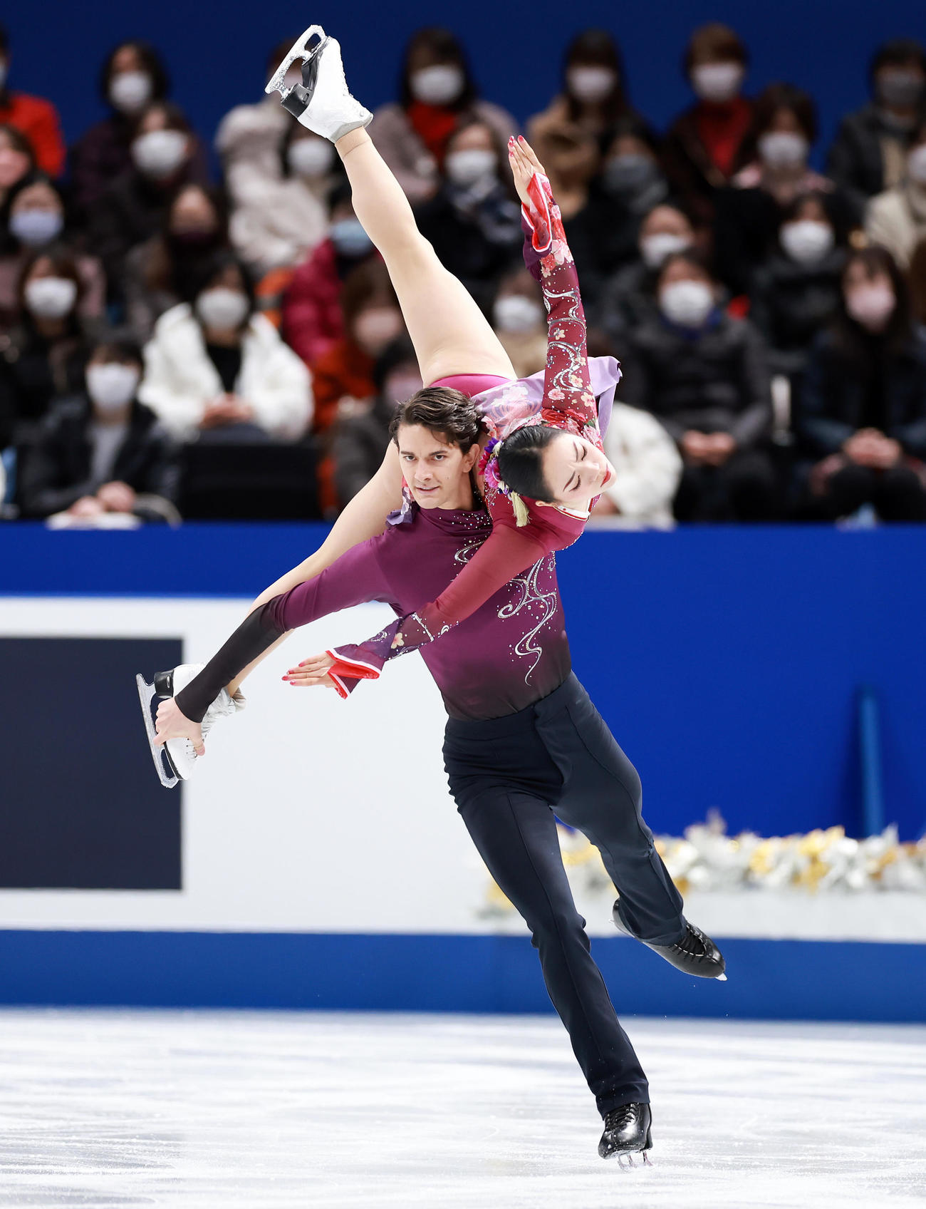 アイスダンス・フリーダンスの演技をする小松原美（右）、小松原尊組（撮影・垰建太）