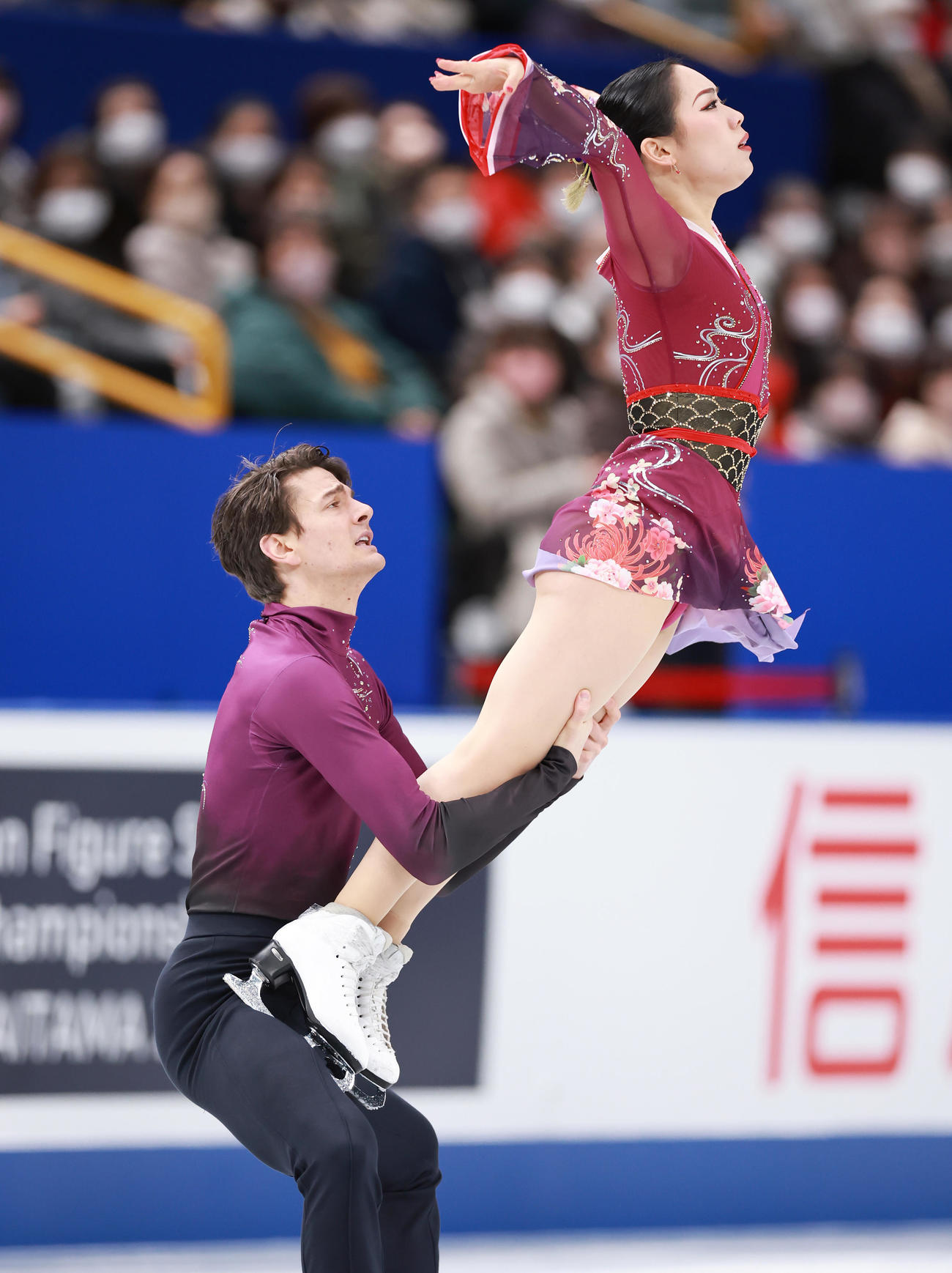アイスダンス・フリーダンスの演技をする小松原美（右）、小松原尊組（撮影・垰建太）