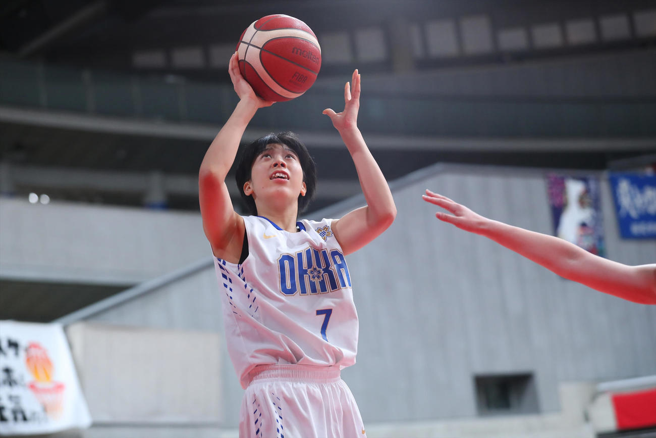 桜花学園対明秀学園日立　第1Q、シュートを放つ桜花学園の前田（C）JBA