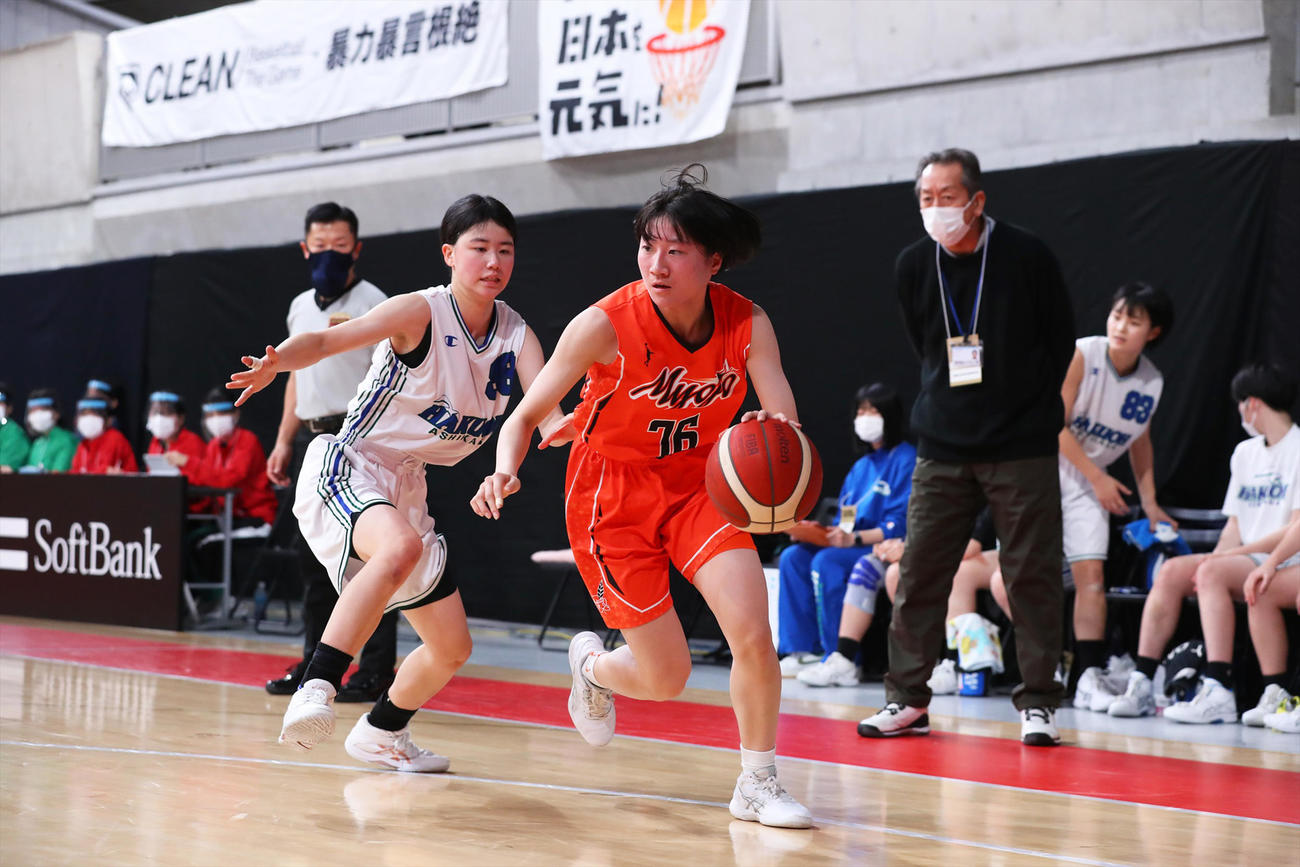 白鴎大足利対明星学園　第2Q、攻め込む明星学園の梅村（右）（C）JBA