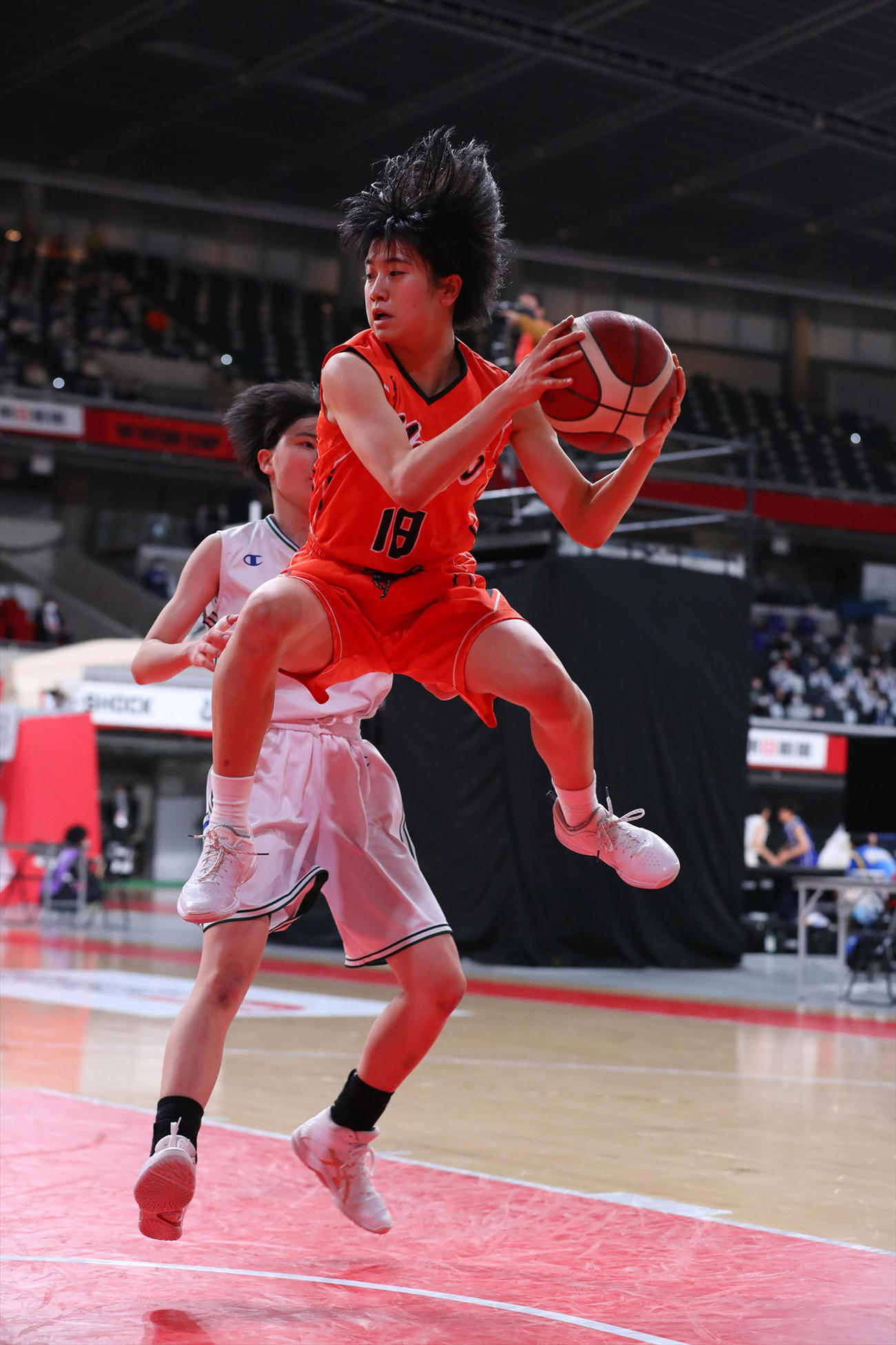 白鴎大足利対明星学園　第1Q、競り合う明星学園の池田（C）JBA