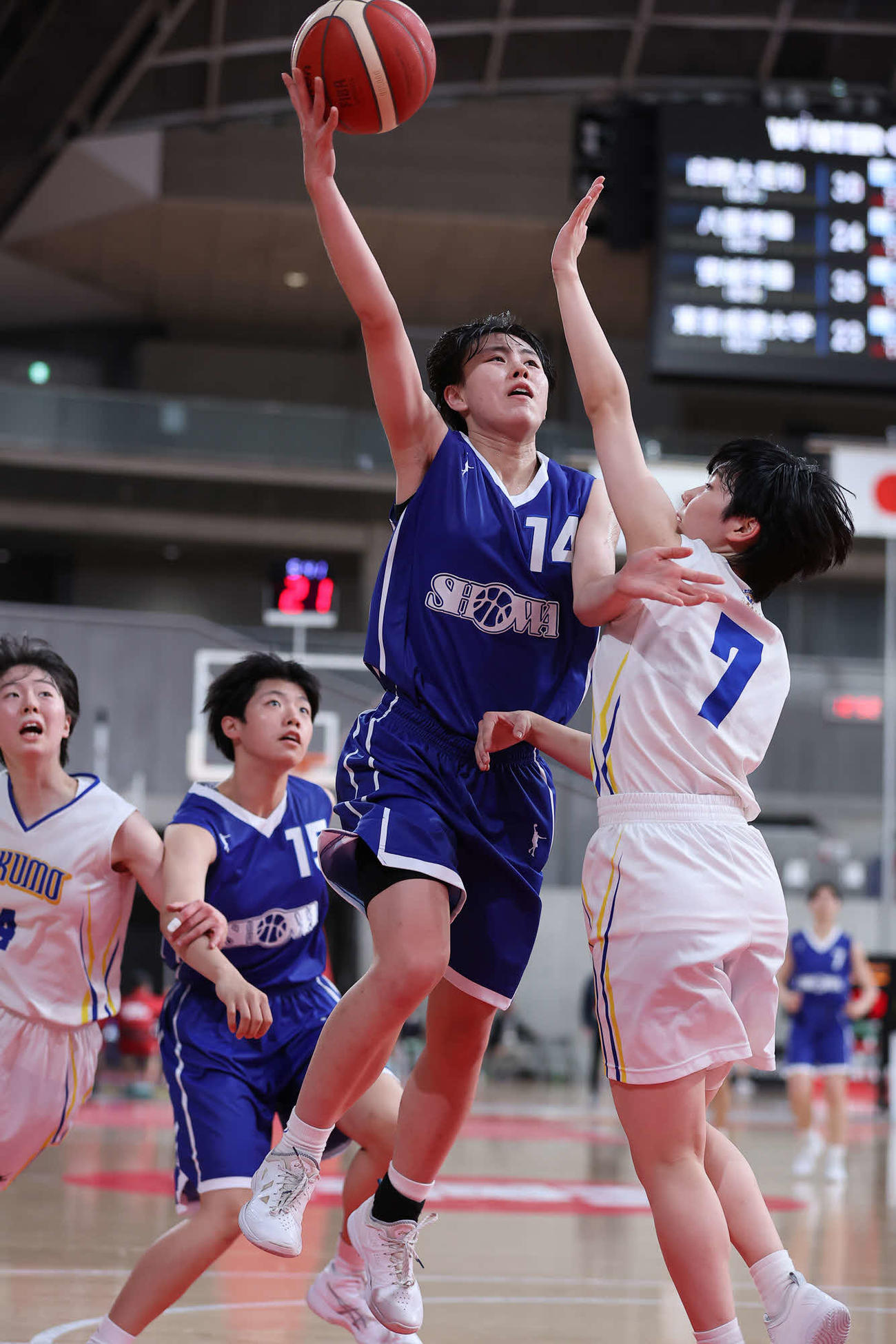 八雲学園対昭和学院　第2Q、シュートを放つ昭和学院・渡部（C）JBA