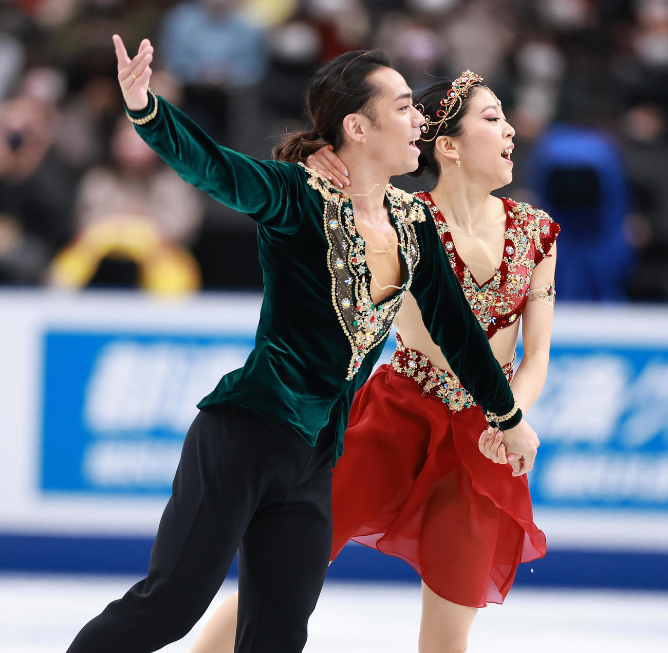 アイスダンス・フリーダンスに臨む村元（右）、高橋組（撮影・垰建太）