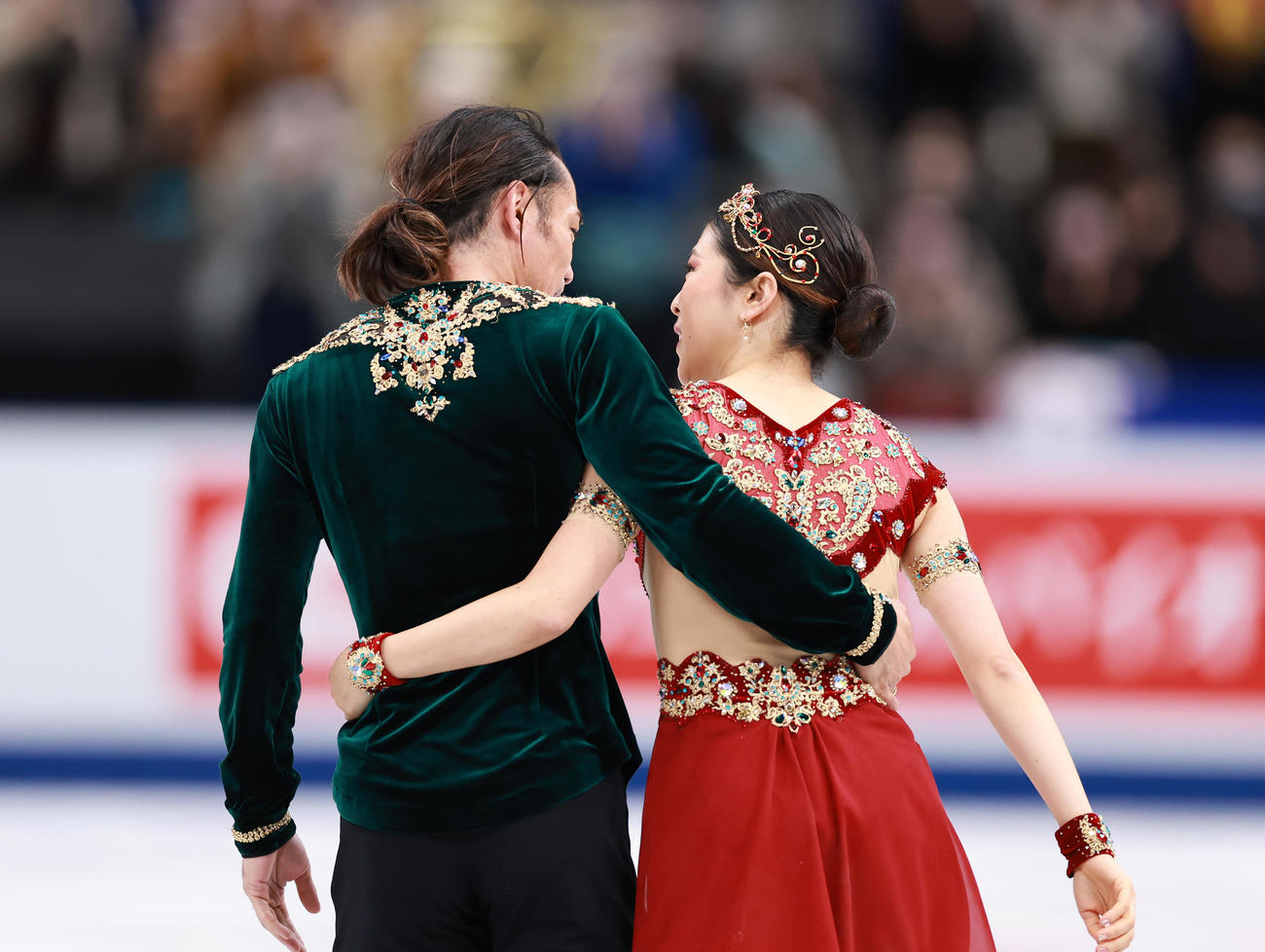 アイスダンス・フリーダンスの演技を終え村元（右）と背中で腕を回しながら歩み出す高橋（撮影・垰建太）