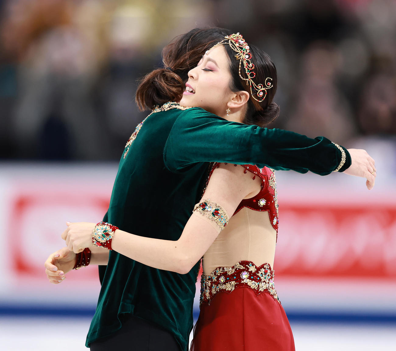 アイスダンス・フリーダンスの演技を終え村元（右）は高橋と笑顔で抱き合う（撮影・垰建太）