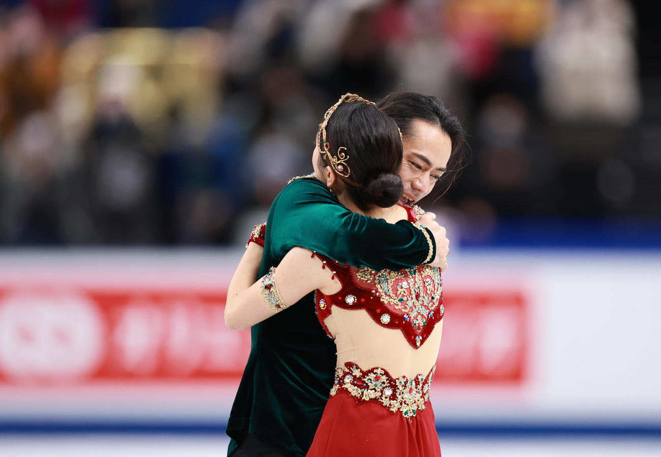 アイスダンス・フリーダンスの演技を終え抱き合う村元（右）と高橋（撮影・垰建太）