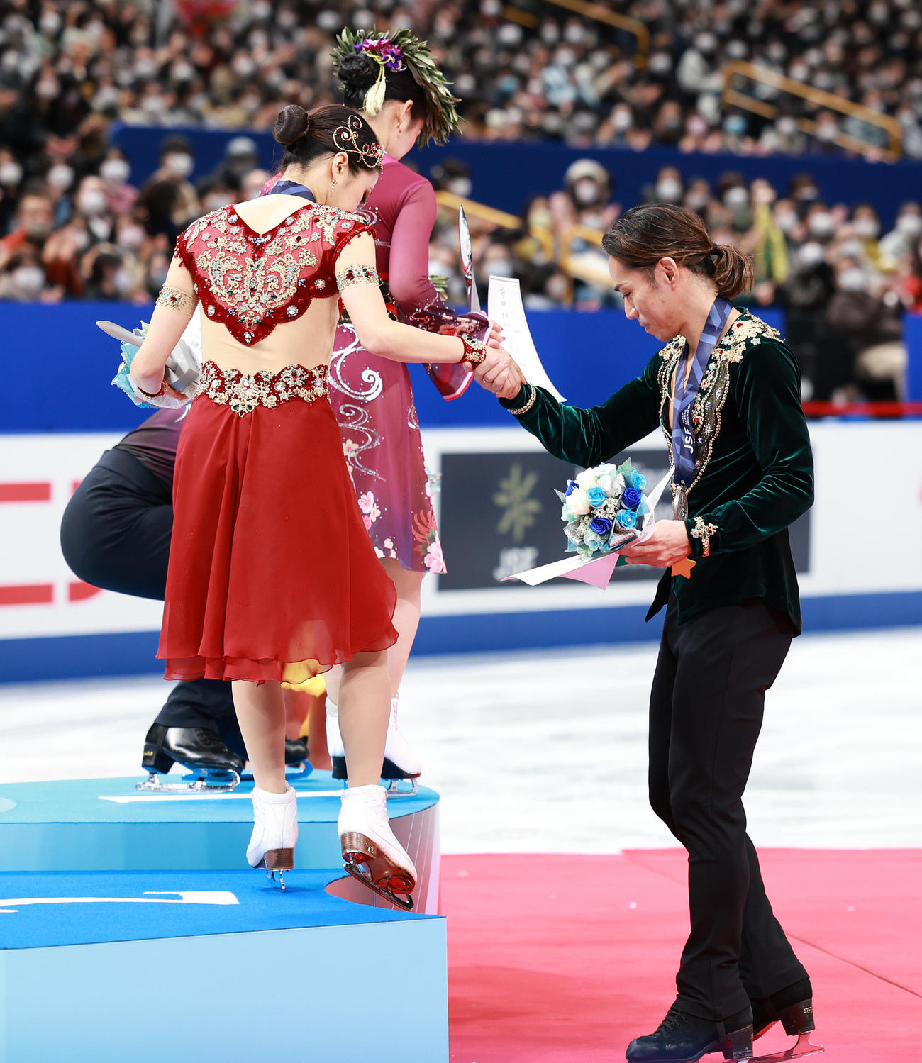 アイスダンスの表彰式を終え高橋（右）は村元の手をとりエスコートする（撮影・垰建太）