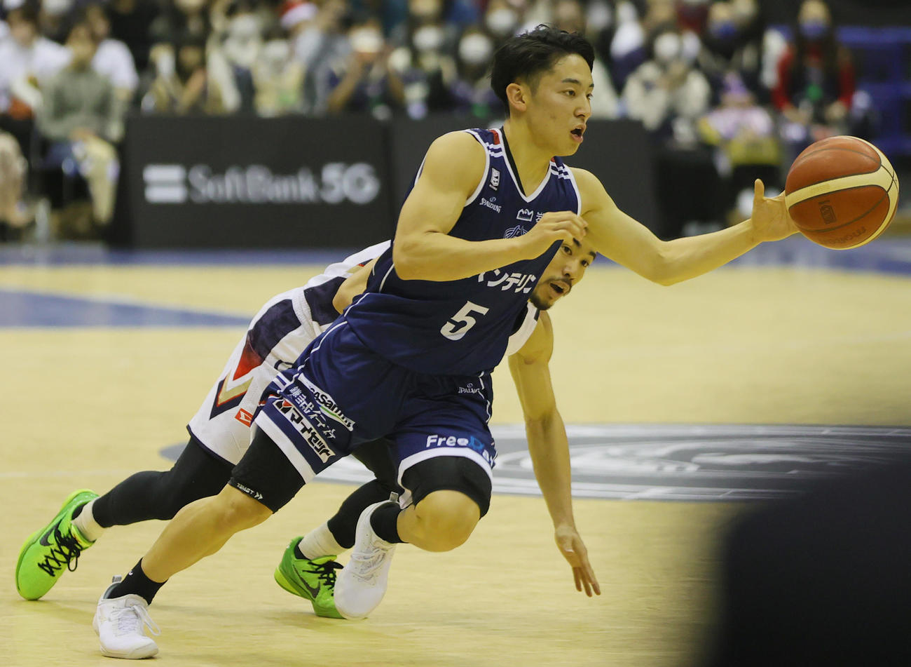 横浜BC対琉球　第4Q、ドリブルする横浜BC河村（撮影・野上伸悟）