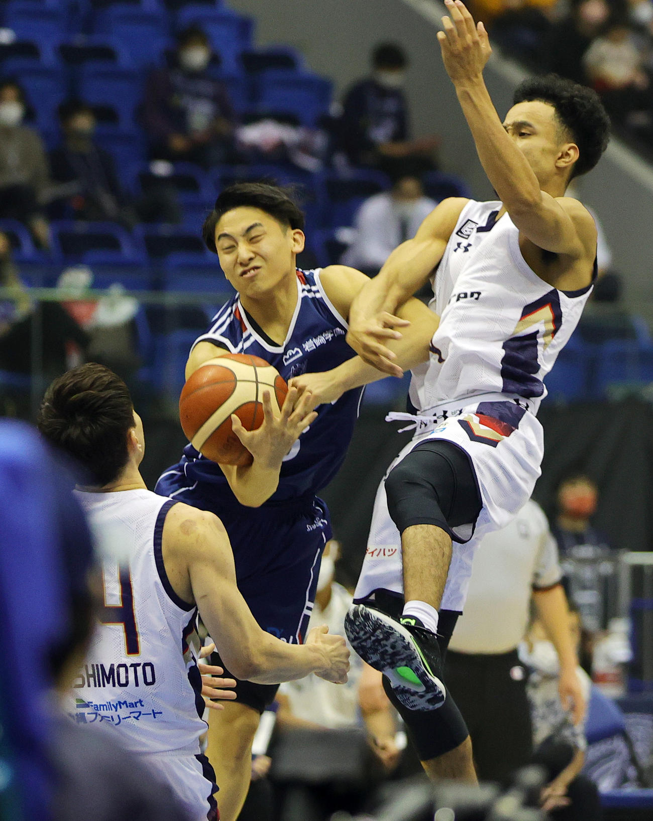 横浜BC対琉球　第1Q、ゴール下に持ち込む横浜BC河村（中央）。右は琉球フリッピン（撮影・野上伸悟）