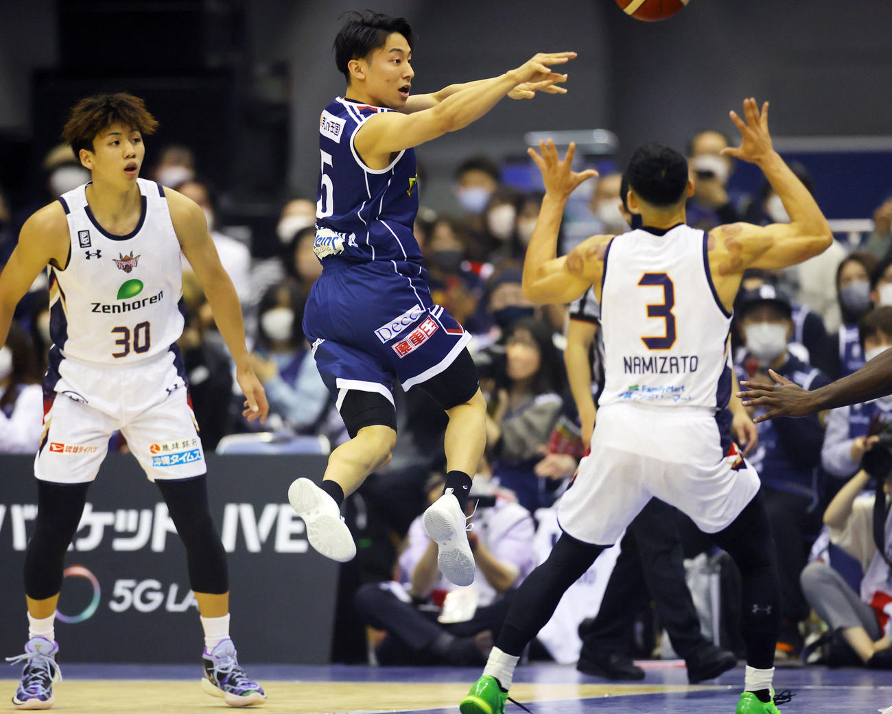 横浜BC対琉球　第3Q、パスを出す横浜BC河村（撮影・野上伸悟）