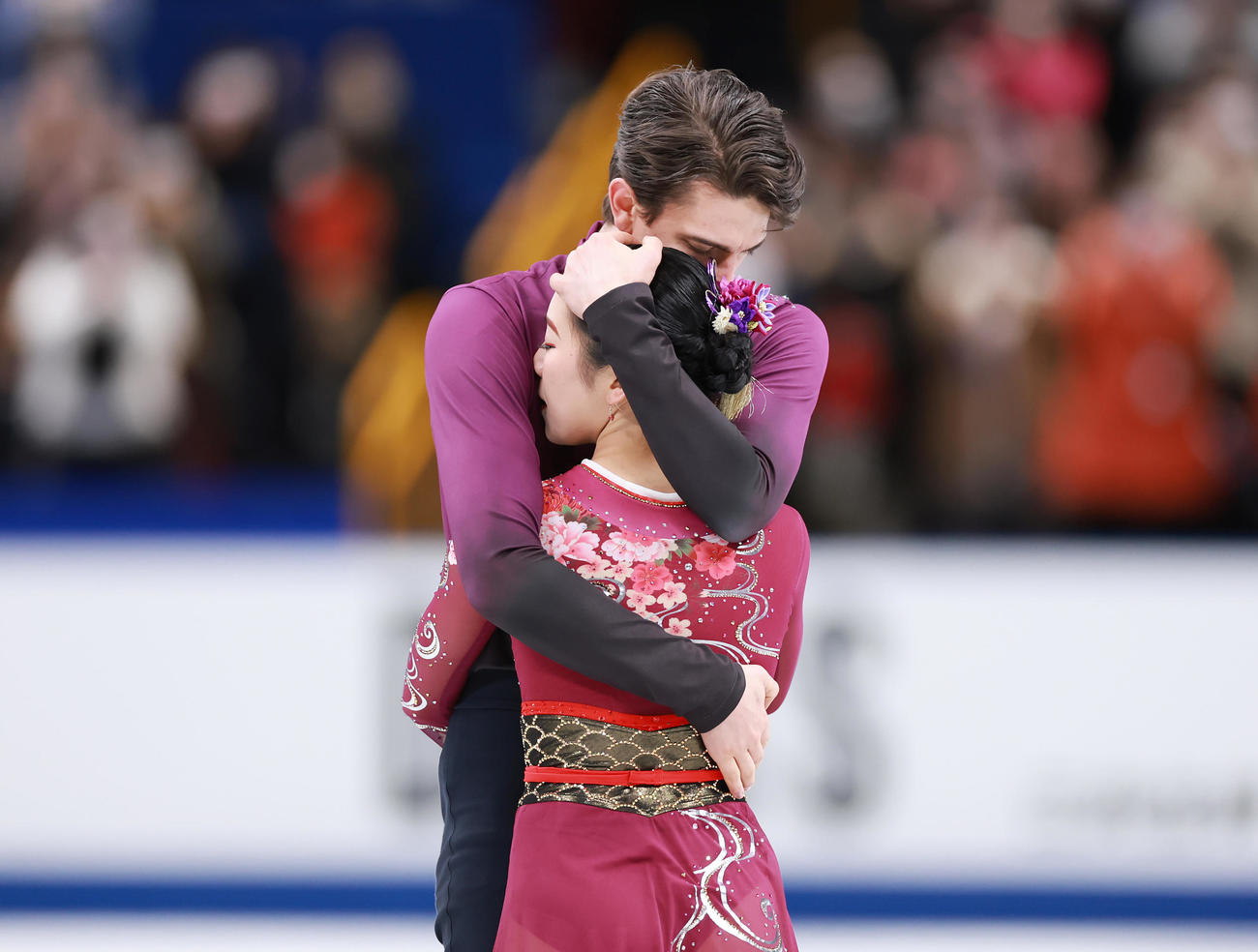 アイスダンス・フリーダンスの演技を終え抱き合う小松原美（手前）、小松原尊組（撮影・垰建太）