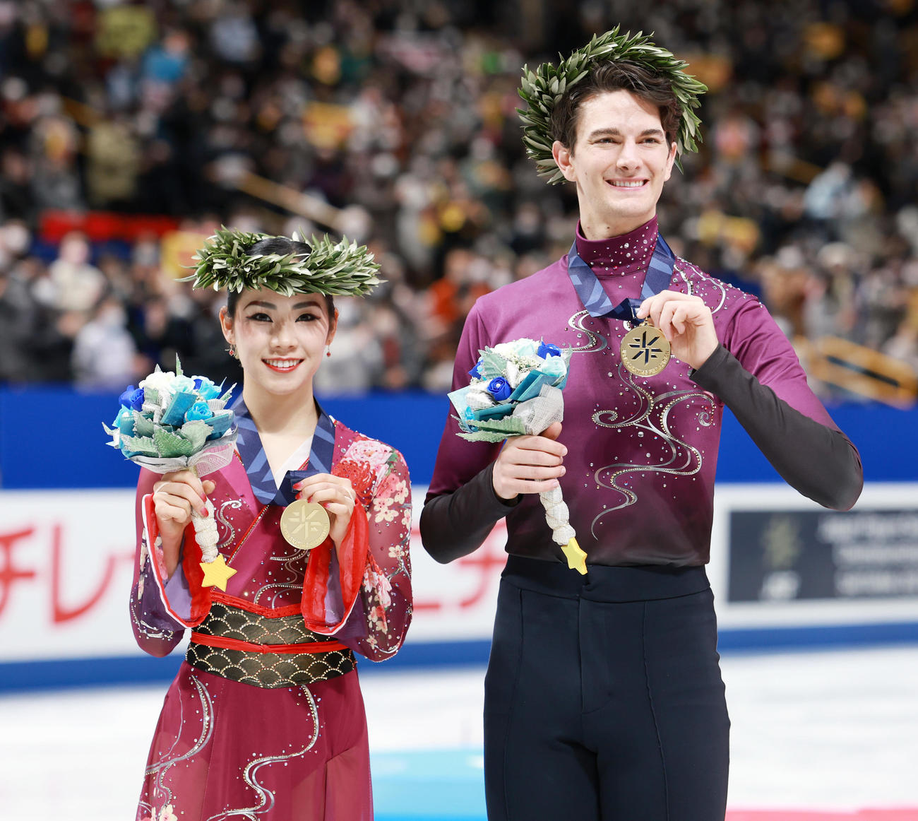 アイスダンスで優勝し、メダルを手に笑顔で写真に納まる小松原美（左）、小松原尊組（撮影・垰建太）