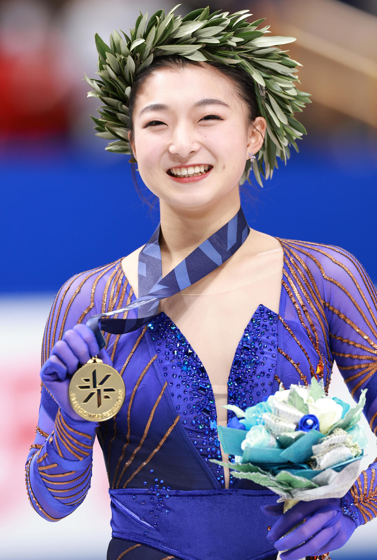 メダルを手に笑顔で写真に納まる優勝の坂本（撮影・垰建太）