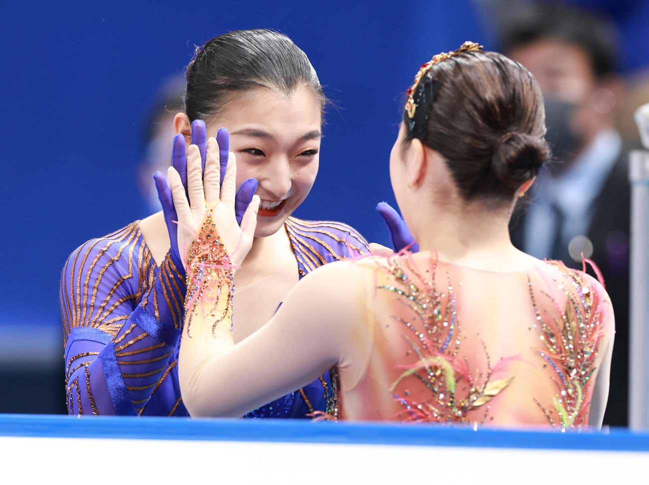 女子フリーの演技を終え表彰式前に樋口（右）とハイタッチする坂本（撮影・垰建太）