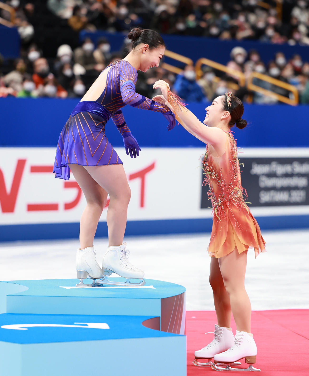 女子フリーの演技を終え表彰式で抱き合う坂本（左）と樋口（撮影・垰建太）