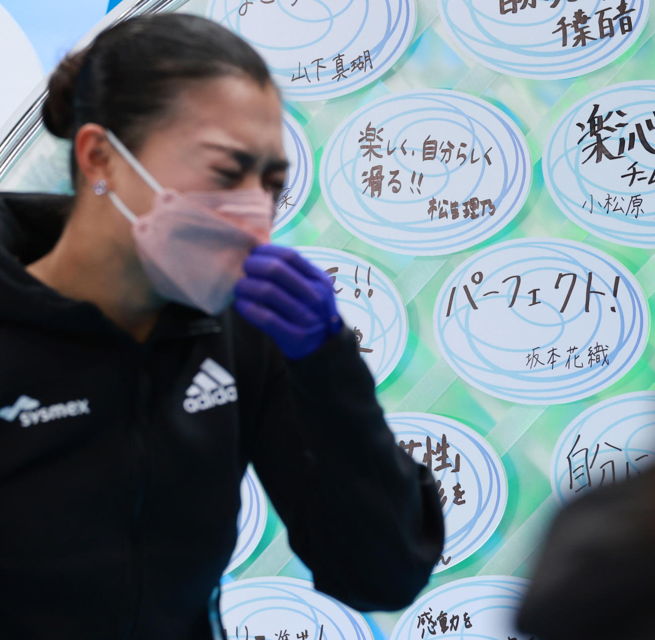 女子フリーの演技を終え号泣する坂本（手前）と自身が書いた「パーフェクト！」の文字（撮影・垰建太）