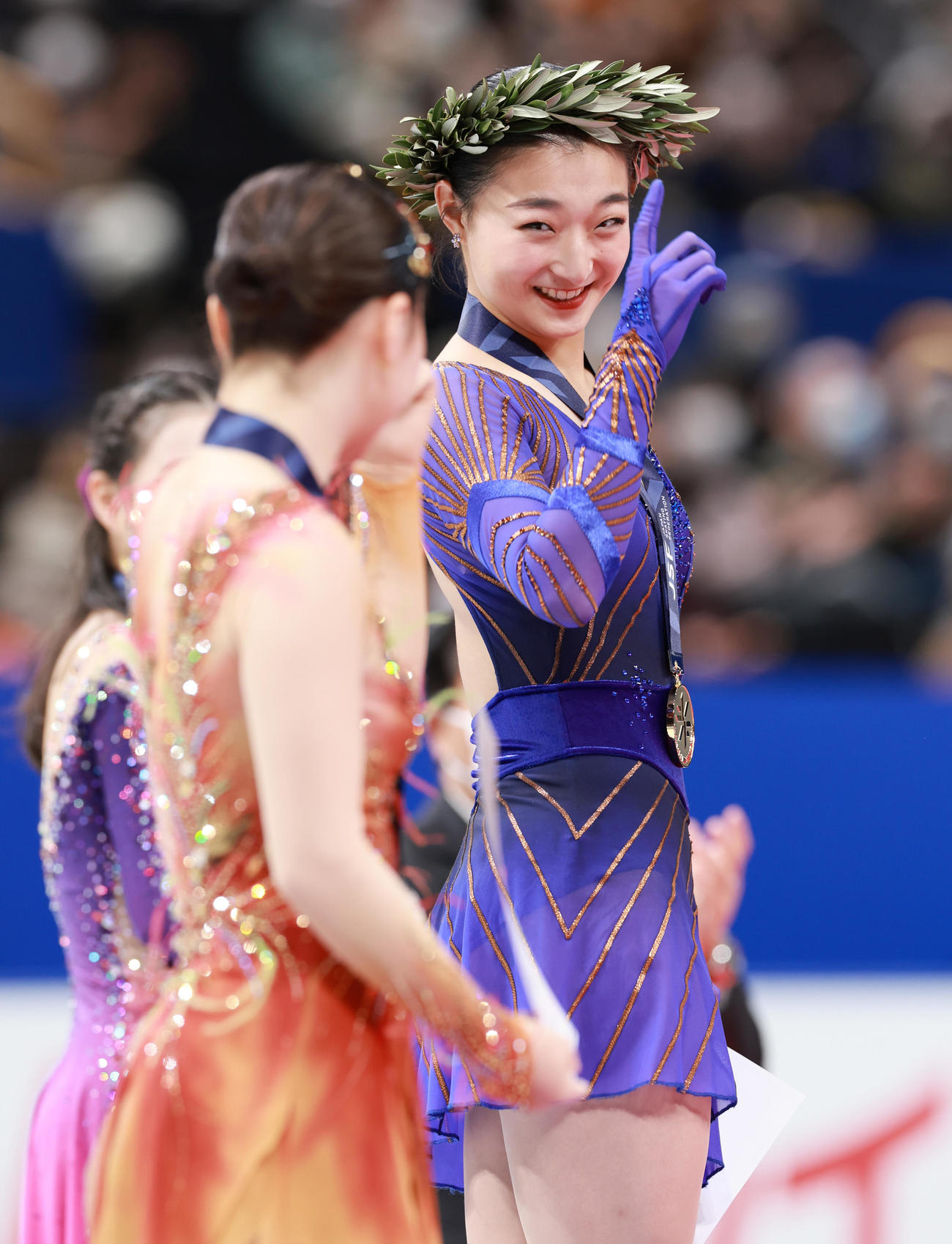 優勝を果たしオリーブ冠を笑顔で指さし樋口（手前）に見せる坂本（撮影・垰建太）